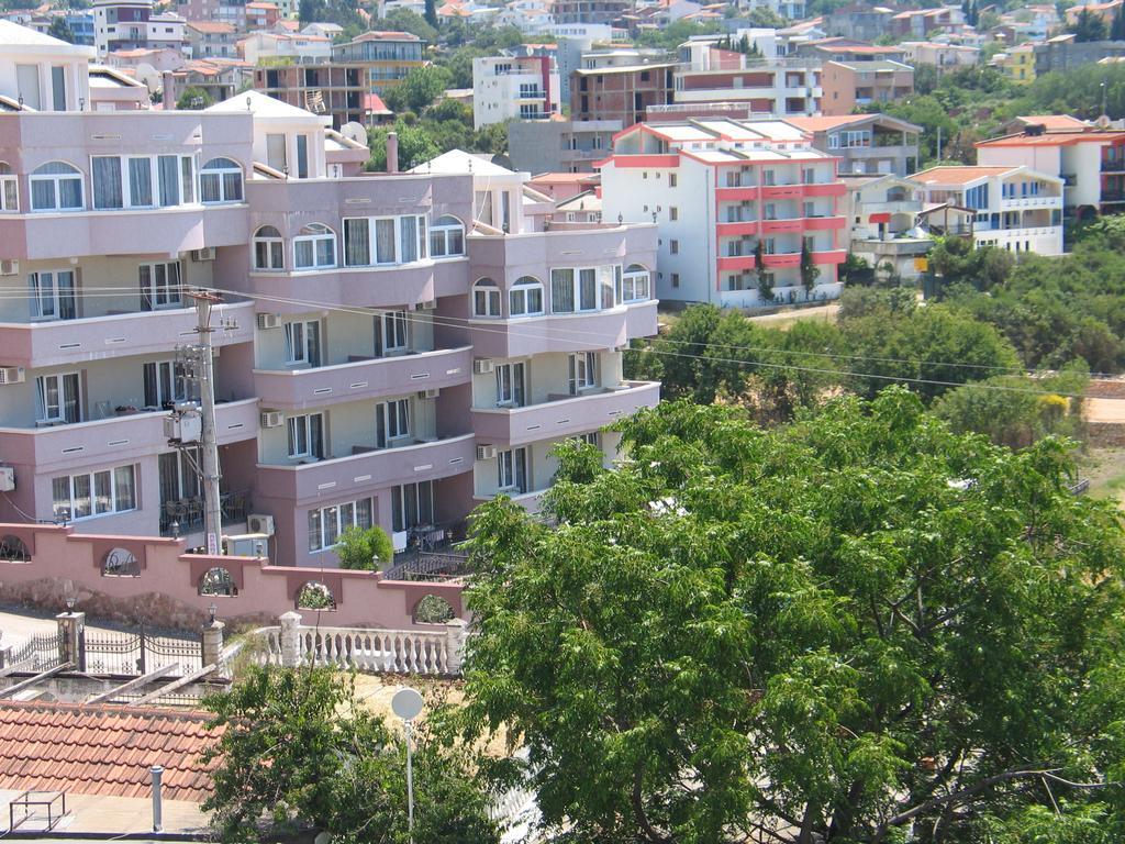 Guest House Dena Добра вода Екстериор снимка