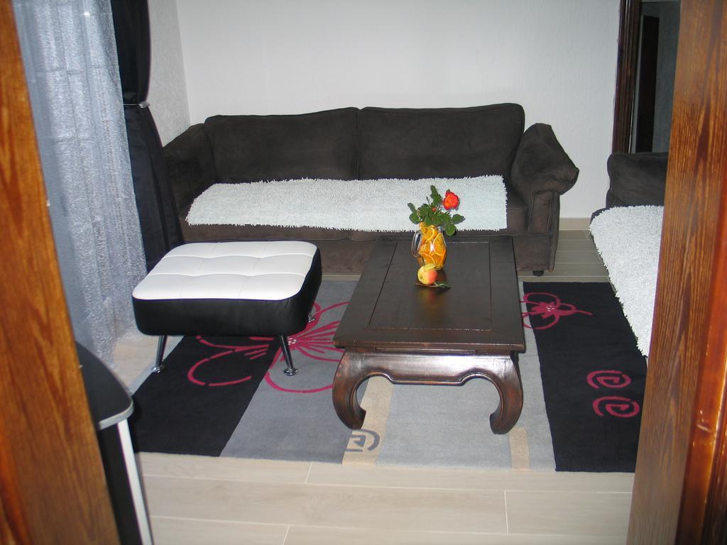 Guest House Dena Добра вода Екстериор снимка