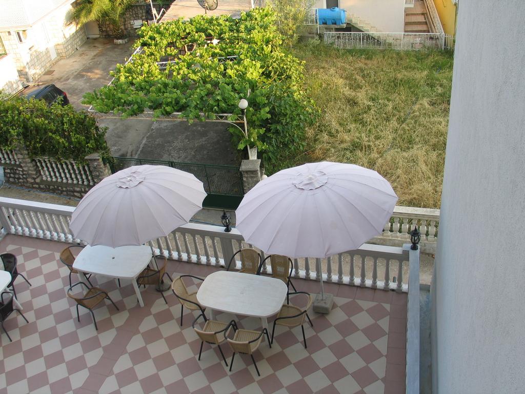 Guest House Dena Добра вода Екстериор снимка