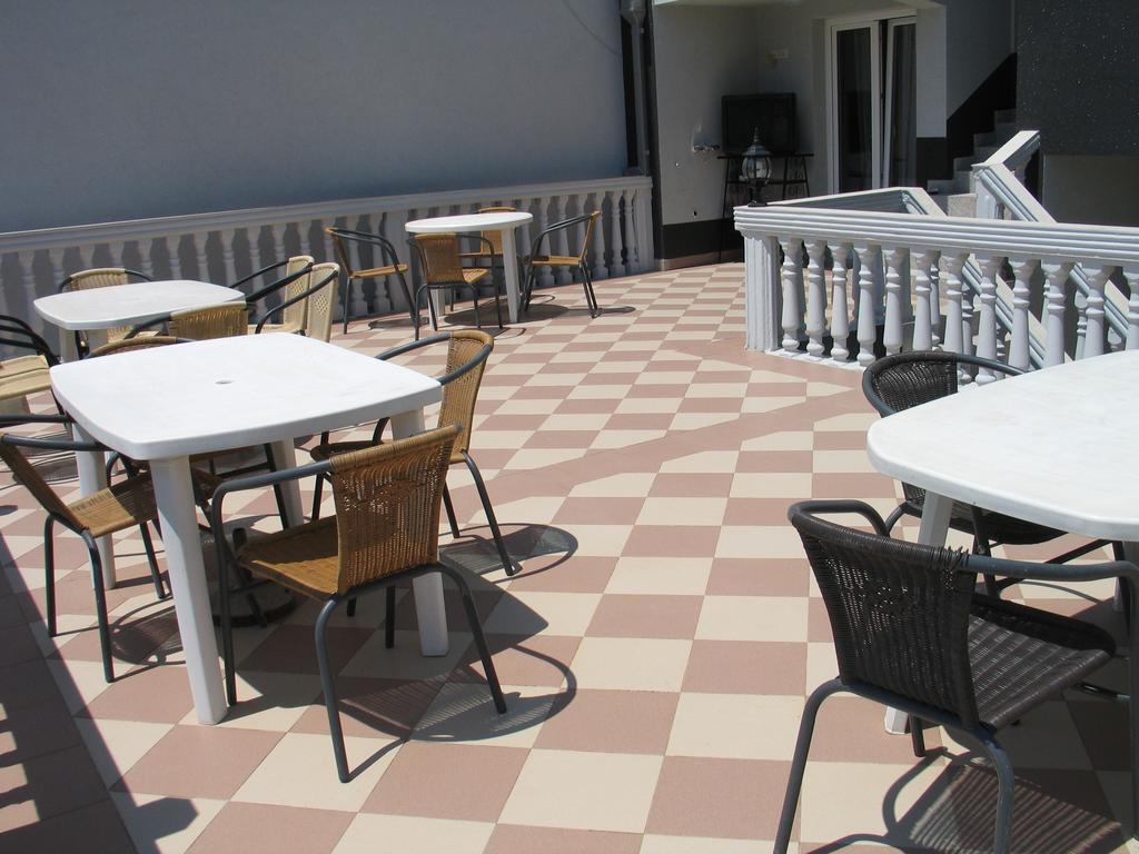 Guest House Dena Добра вода Екстериор снимка