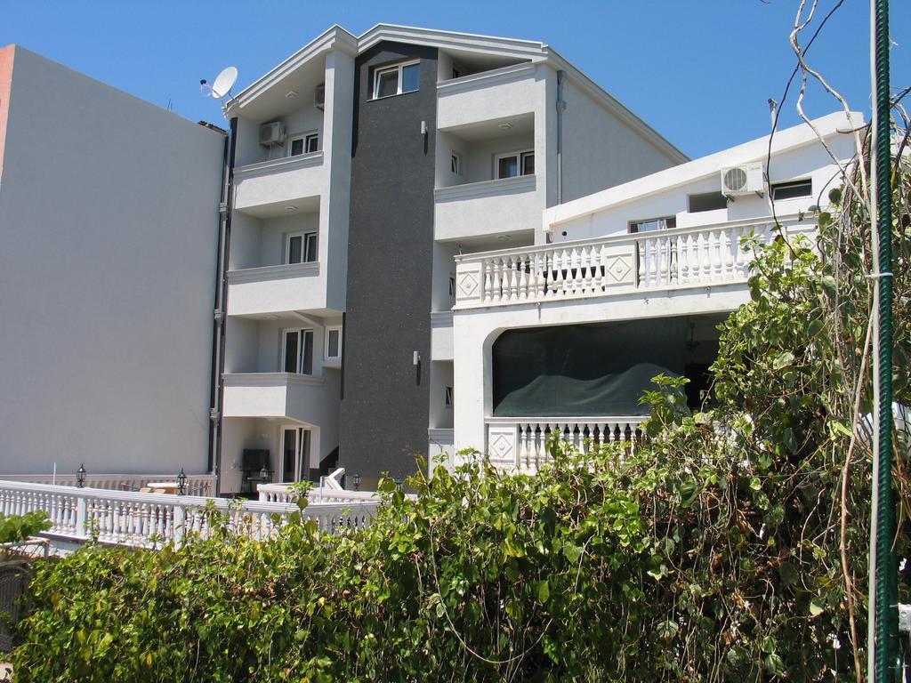 Guest House Dena Добра вода Екстериор снимка