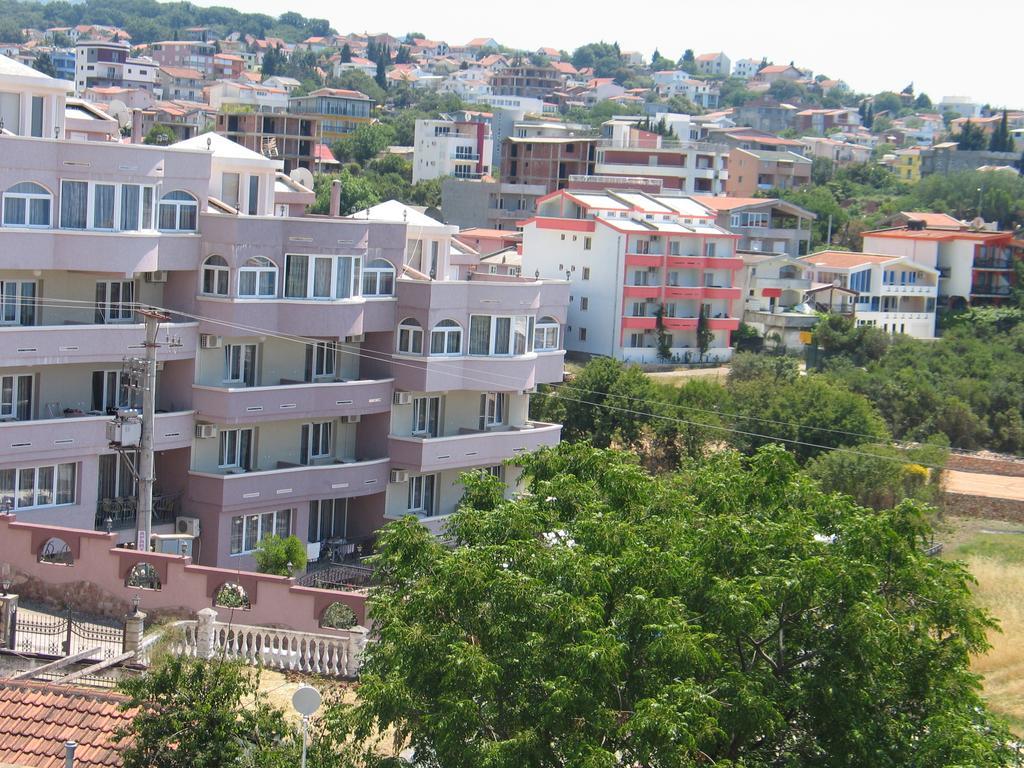 Guest House Dena Добра вода Екстериор снимка